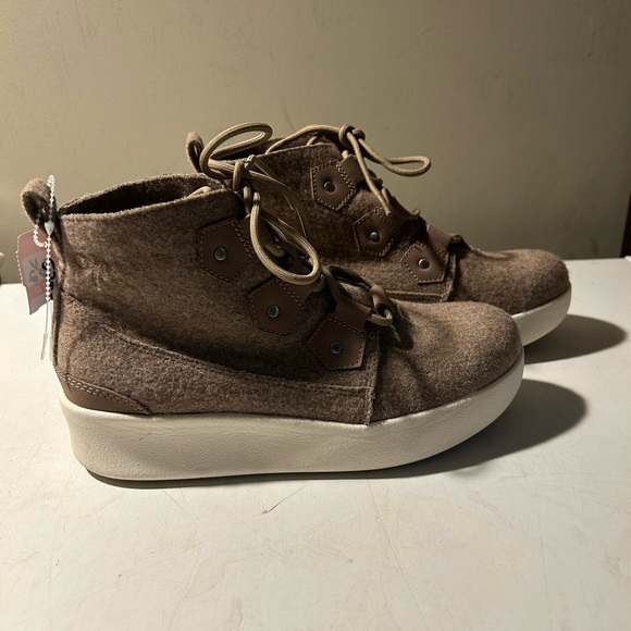 OTBT light brown color wool ankle booties laceup front size 6.5 NWT - Picture 2 of 7